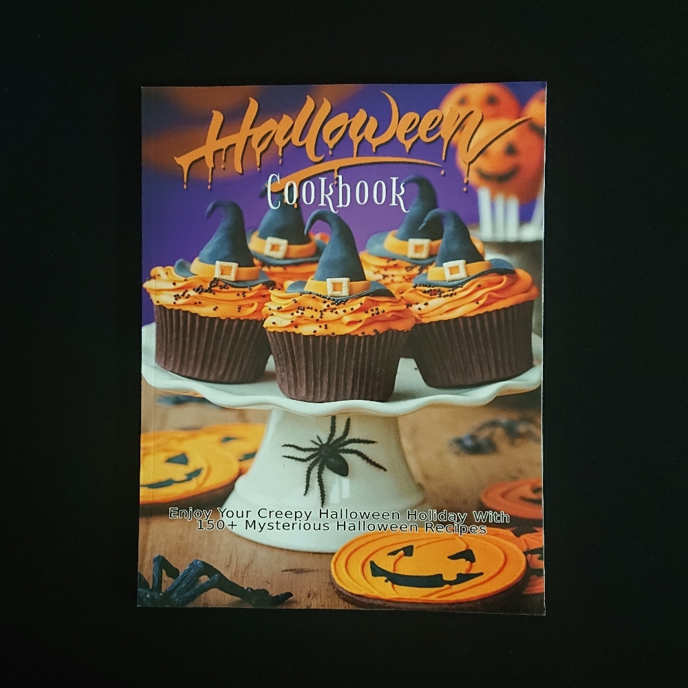 Halloween Cookbook with 150+ Creepy, Mysterious Recipes